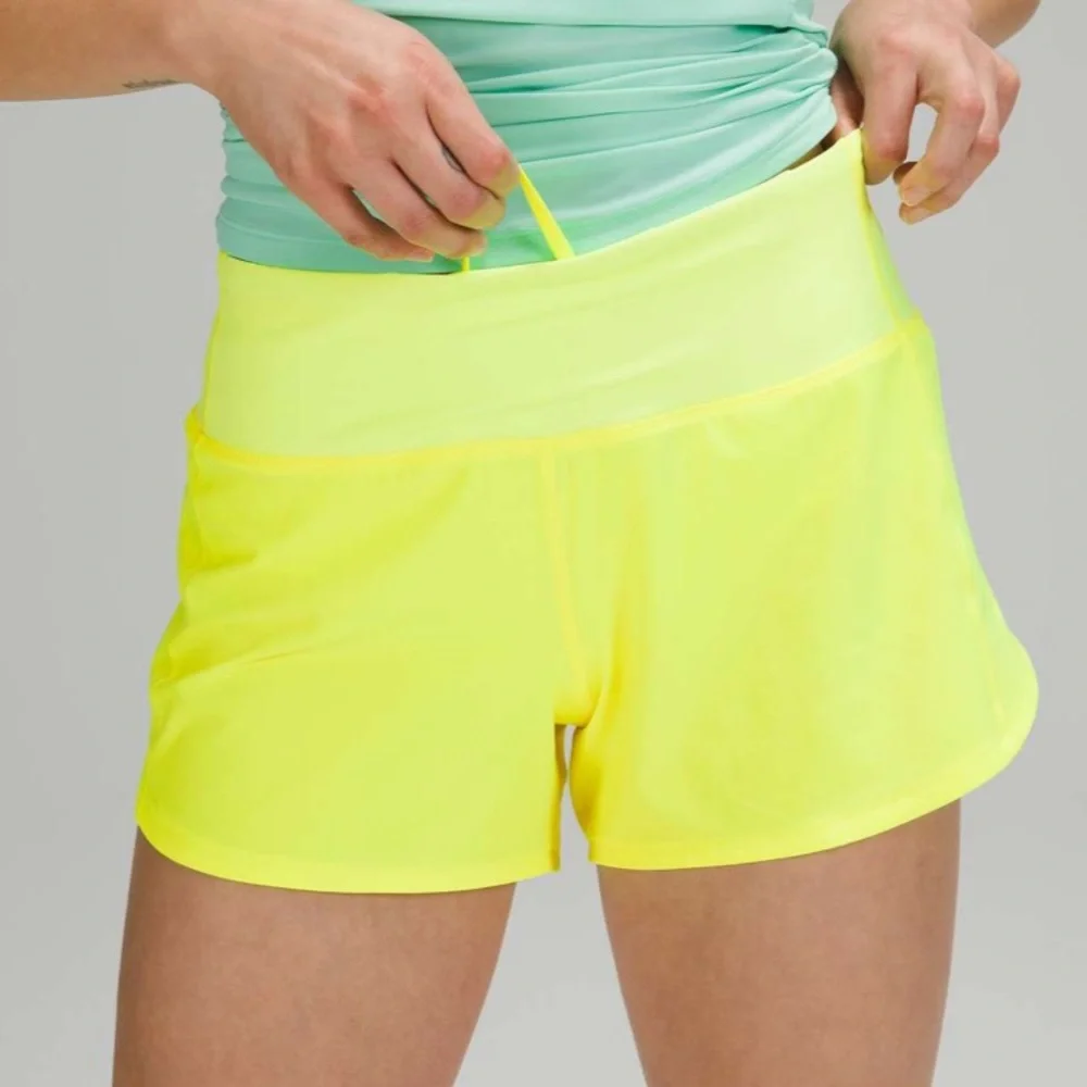 Lululemon Speed Up Mid-Rise Short 4"
Highlight Yellow size 4 - Picture 3 of 6